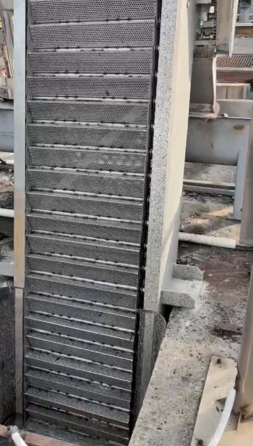 精準截污 智護清澄 | 山東地衛(wèi)環(huán)保網(wǎng)板式格柵清污機，筑牢污水治理第一道防線